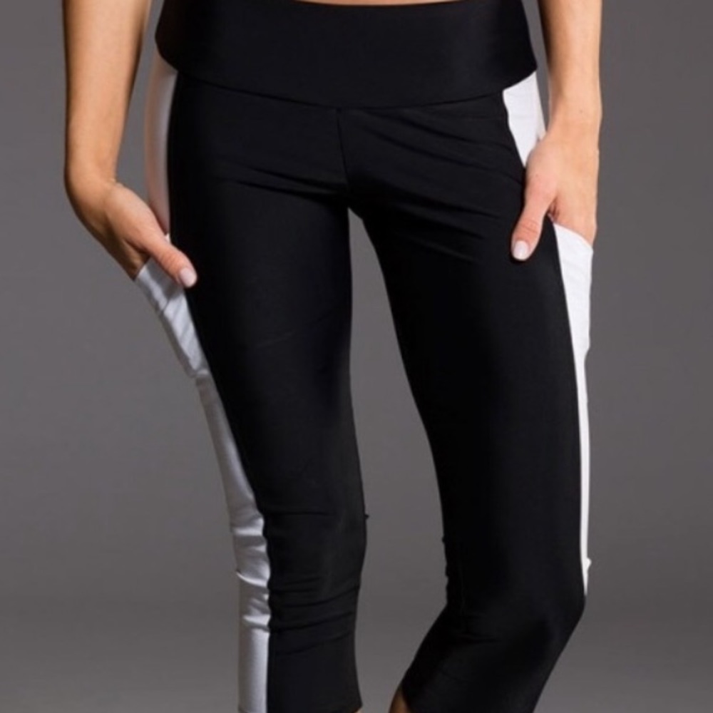 Onzie crop white snake yoga pant